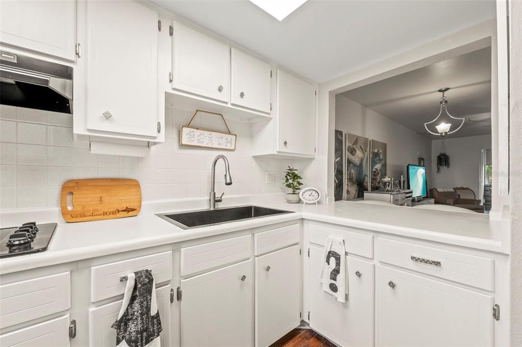 For Sale: $100,000 (1 beds, 1 baths, 700 Square Feet)