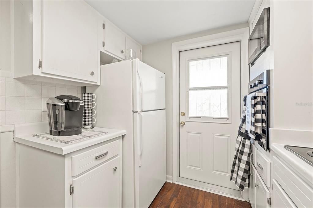 For Sale: $100,000 (1 beds, 1 baths, 700 Square Feet)
