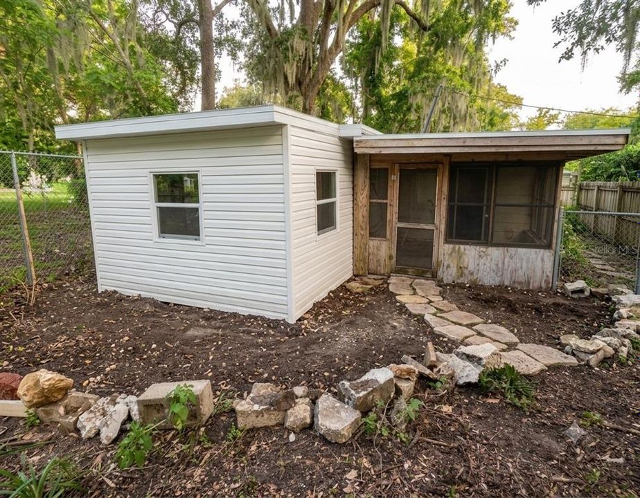 For Sale: $100,000 (2 beds, 1 baths, 893 Square Feet)