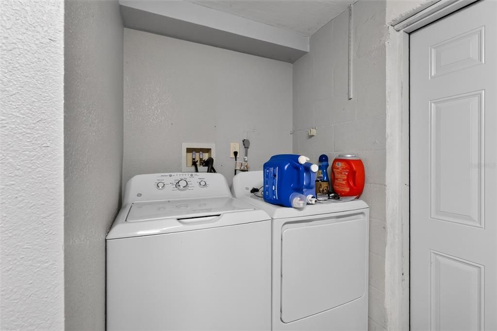 На продажу: $236,900 (2 спален, 2 ванн, 1131 Квадратных фут)