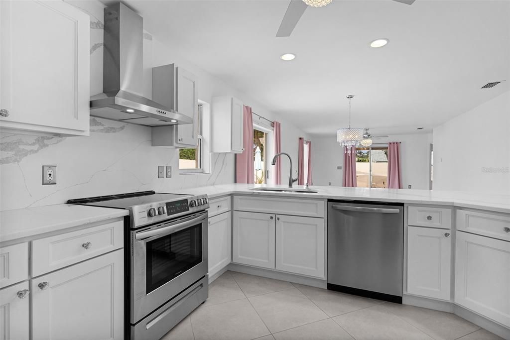 For Sale: $315,000 (2 beds, 2 baths, 1139 Square Feet)