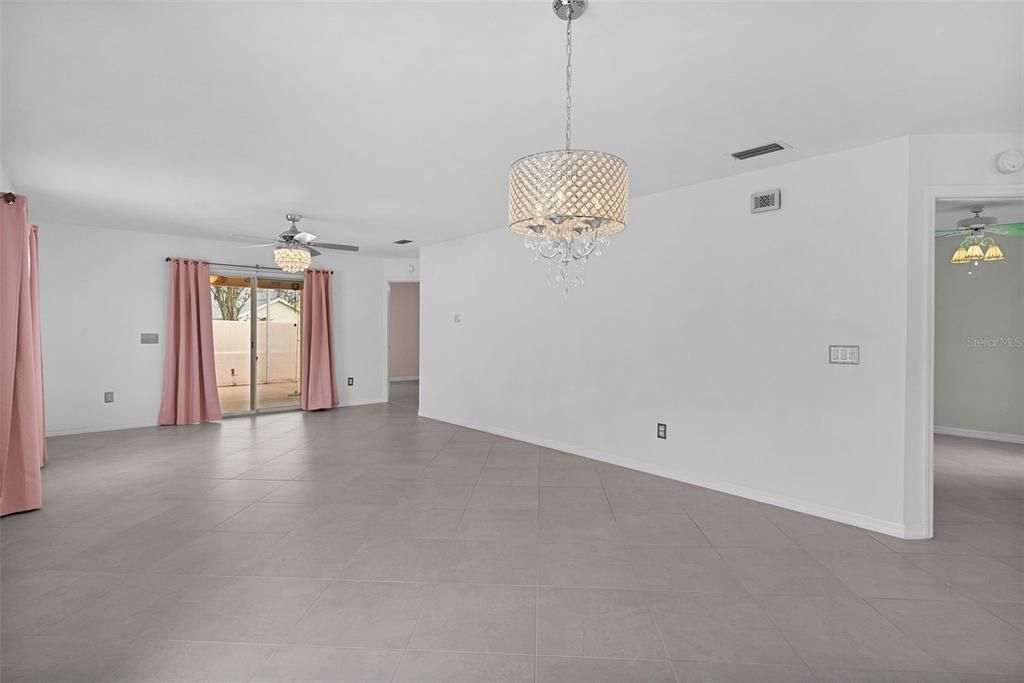 For Sale: $315,000 (2 beds, 2 baths, 1139 Square Feet)