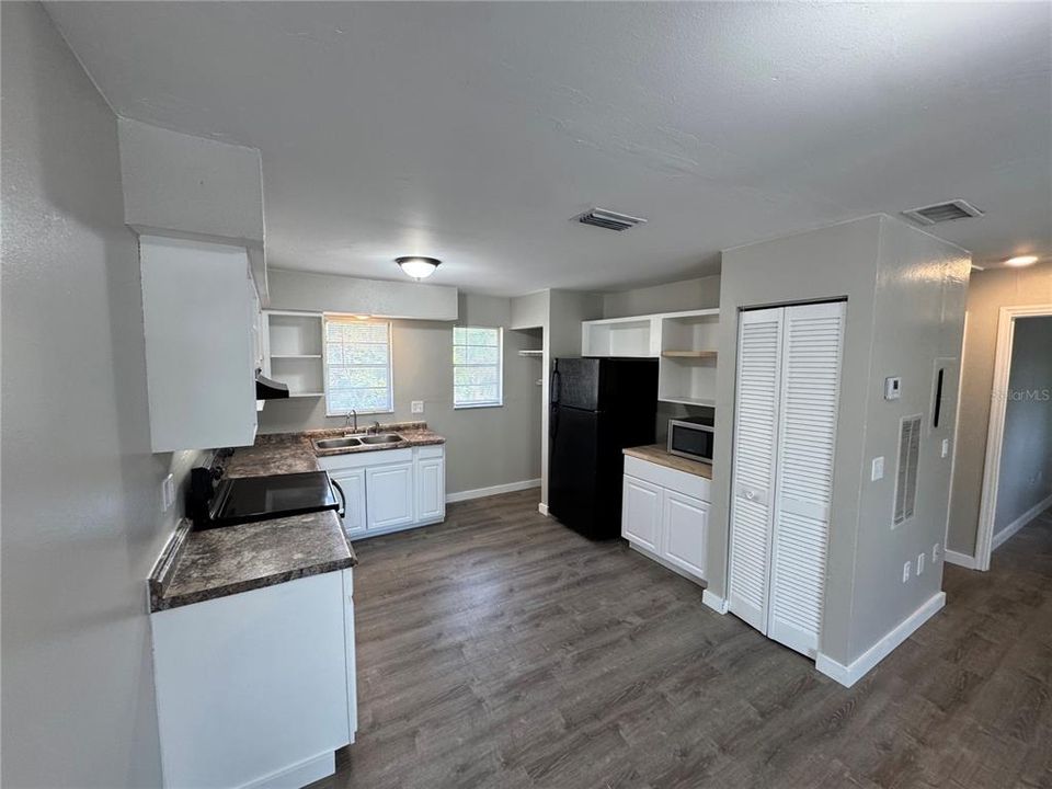 For Rent: $1,300 (2 beds, 1 baths, 785 Square Feet)