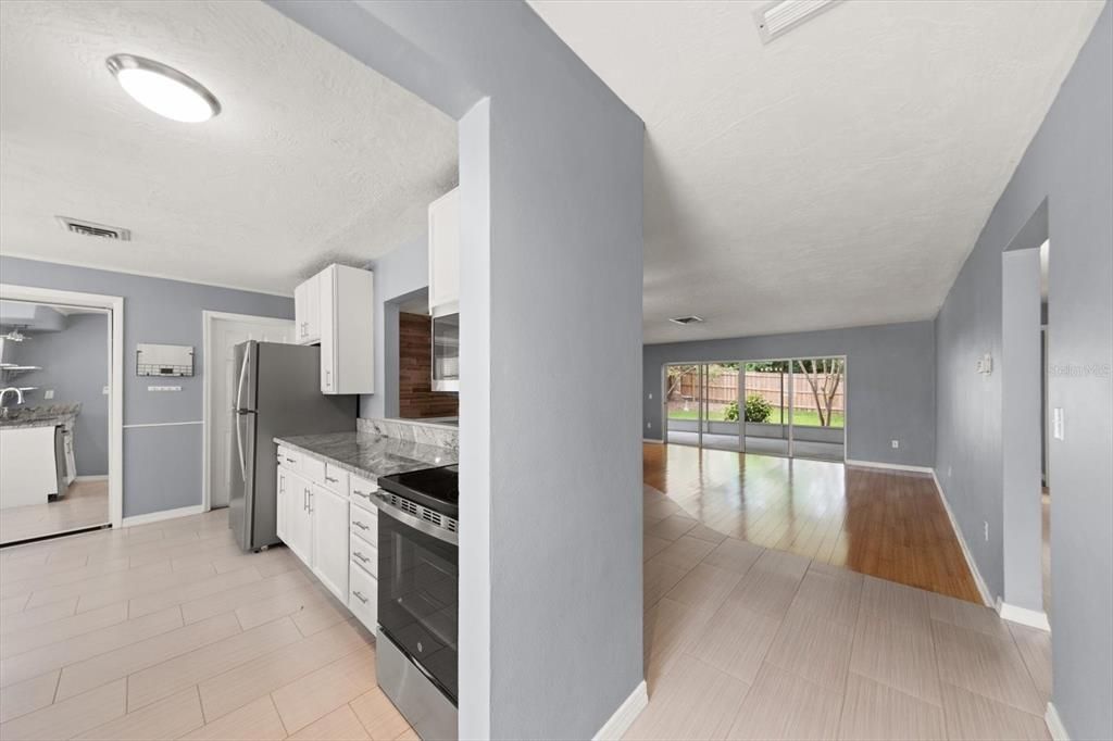 На продажу: $399,900 (4 спален, 2 ванн, 1728 Квадратных фут)