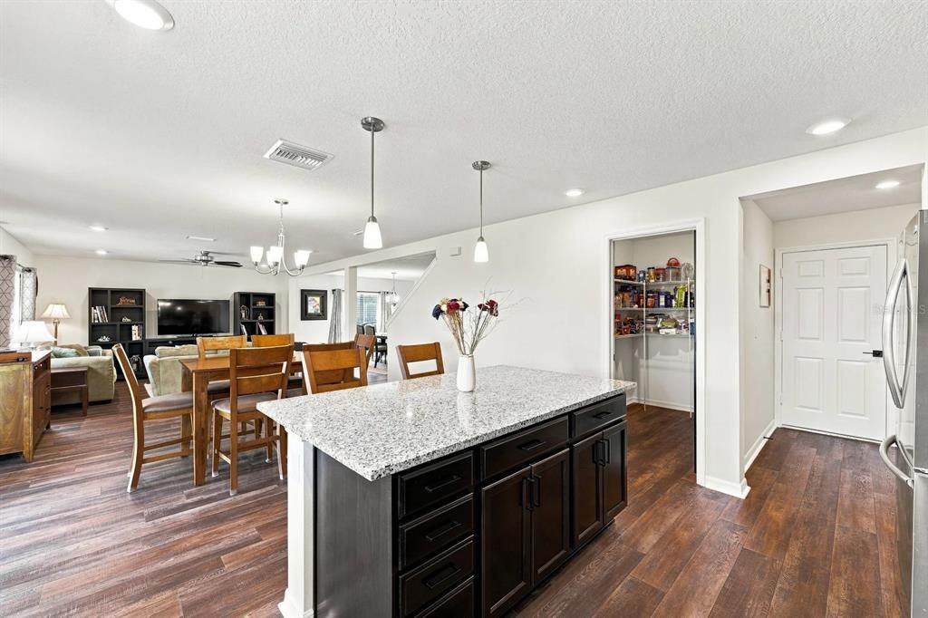 En Venta: $525,000 (5 camas, 3 baños, 3071 Pies cuadrados)