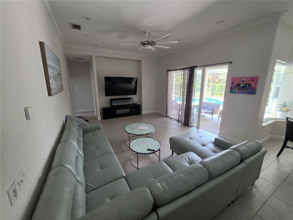 Activo con contrato: $599,900 (6 camas, 4 baños, 3933 Pies cuadrados)