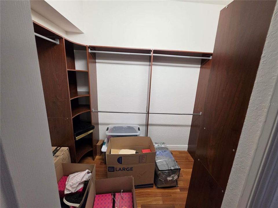 Activo con contrato: $599,900 (6 camas, 4 baños, 3933 Pies cuadrados)