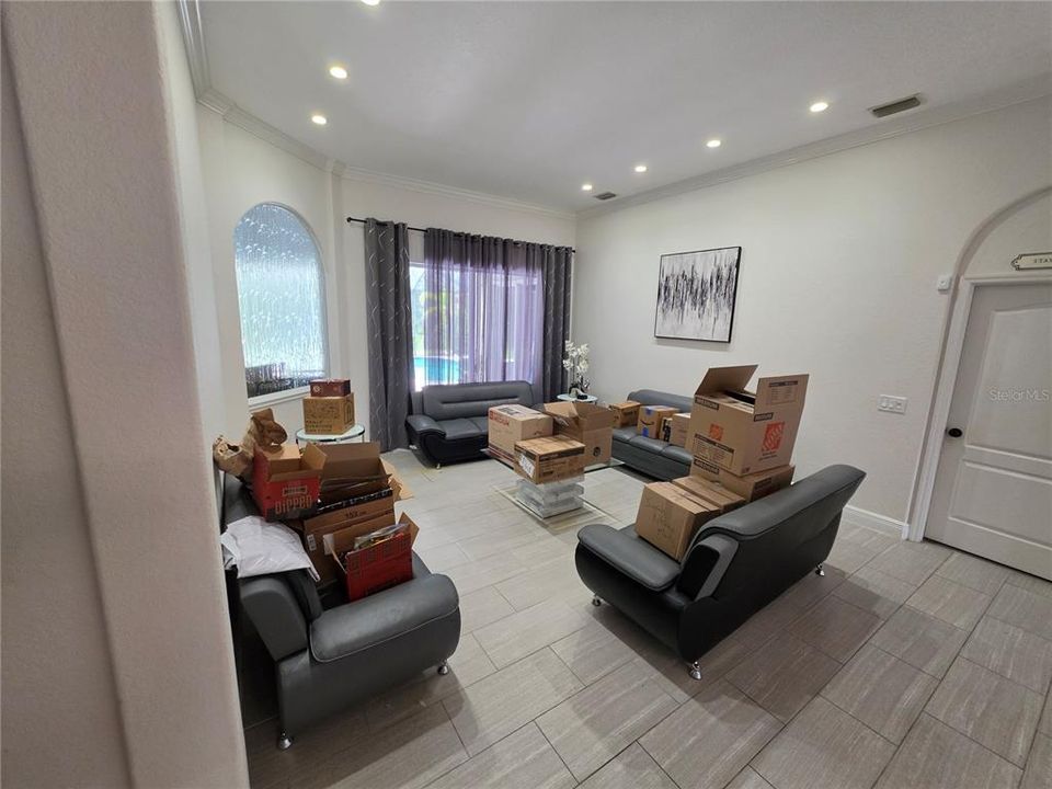 Activo con contrato: $599,900 (6 camas, 4 baños, 3933 Pies cuadrados)