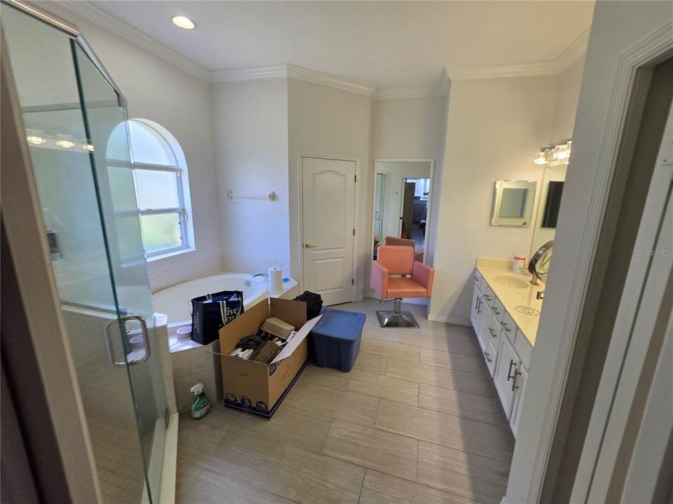 Activo con contrato: $599,900 (6 camas, 4 baños, 3933 Pies cuadrados)