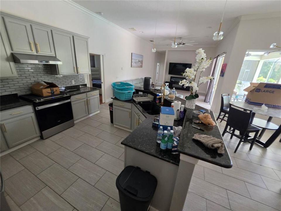 Activo con contrato: $599,900 (6 camas, 4 baños, 3933 Pies cuadrados)