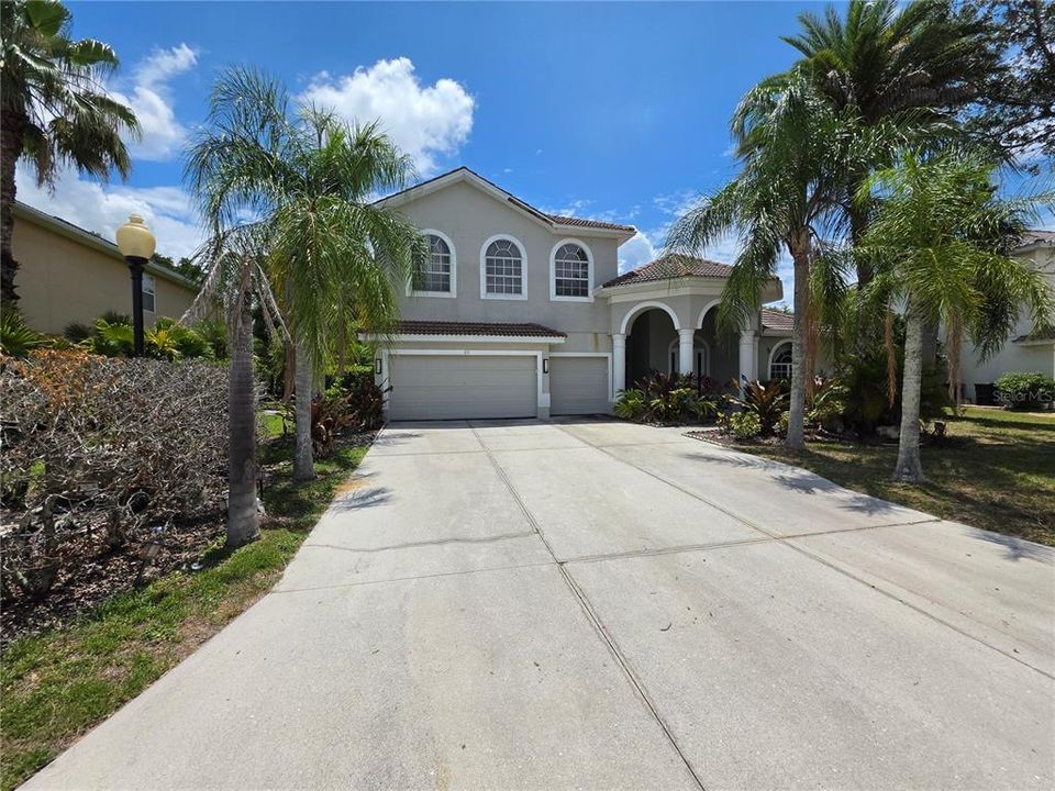 Activo con contrato: $599,900 (6 camas, 4 baños, 3933 Pies cuadrados)