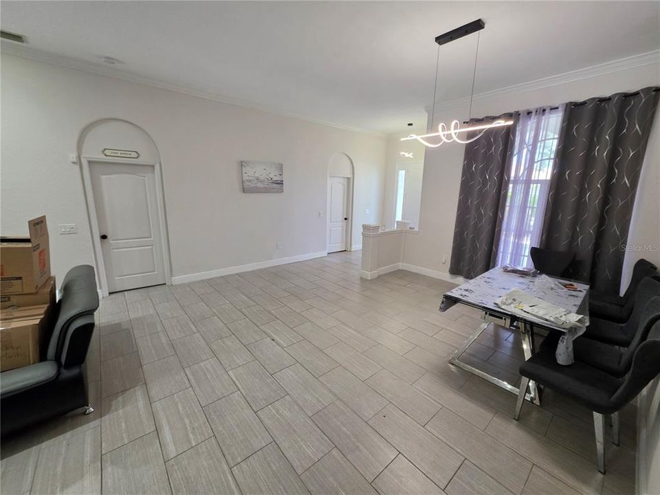 Activo con contrato: $599,900 (6 camas, 4 baños, 3933 Pies cuadrados)