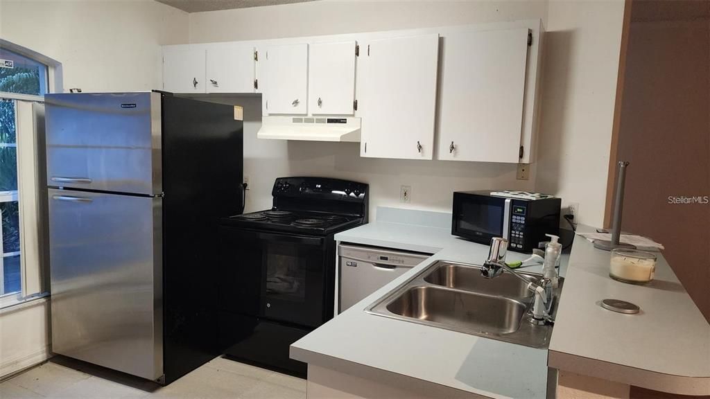 For Rent: $1,800 (3 beds, 2 baths, 1094 Square Feet)