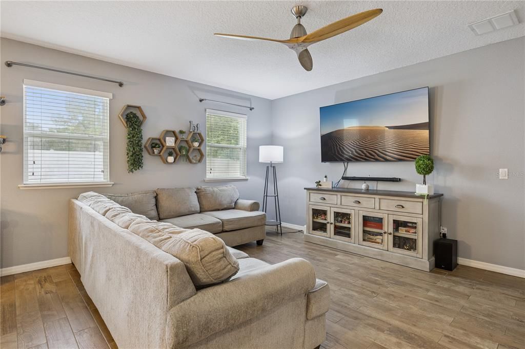 For Sale: $285,000 (3 beds, 2 baths, 1425 Square Feet)