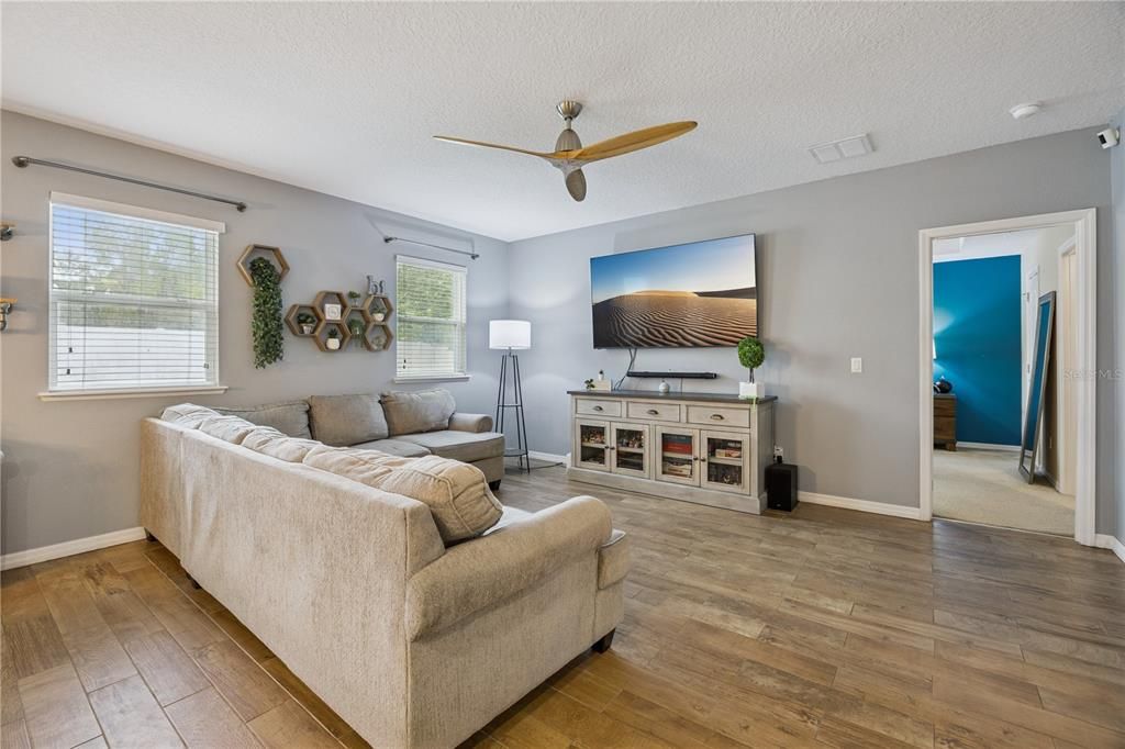 For Sale: $285,000 (3 beds, 2 baths, 1425 Square Feet)