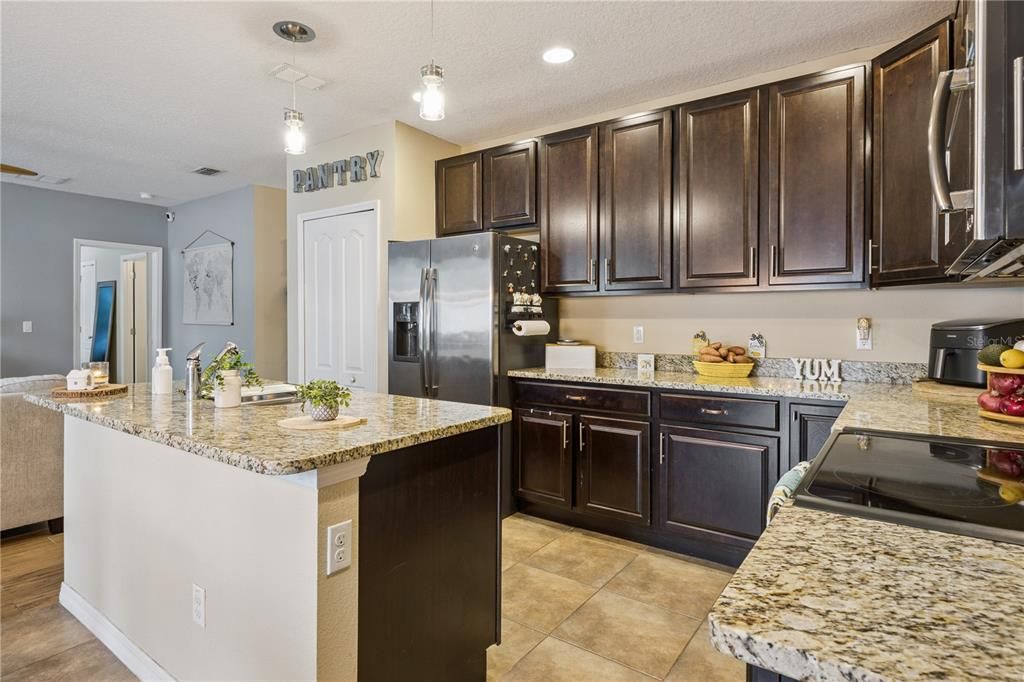 For Sale: $285,000 (3 beds, 2 baths, 1425 Square Feet)