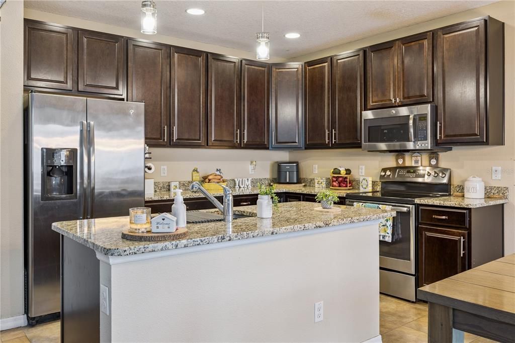 For Sale: $285,000 (3 beds, 2 baths, 1425 Square Feet)