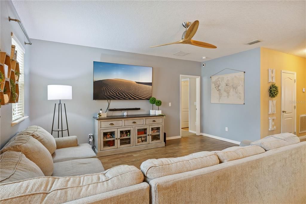 For Sale: $285,000 (3 beds, 2 baths, 1425 Square Feet)