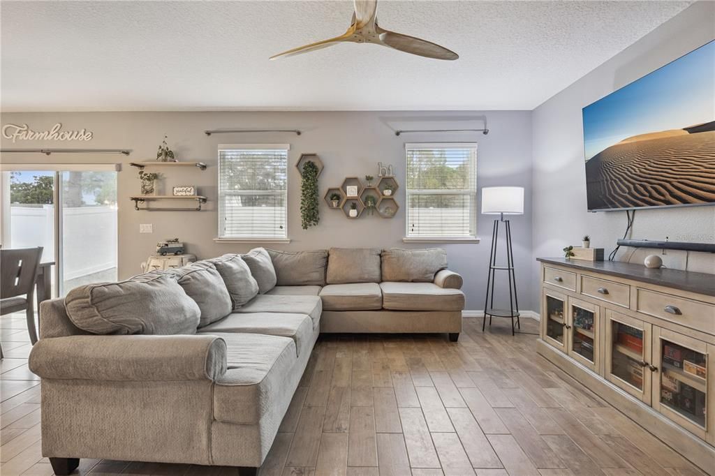 For Sale: $285,000 (3 beds, 2 baths, 1425 Square Feet)