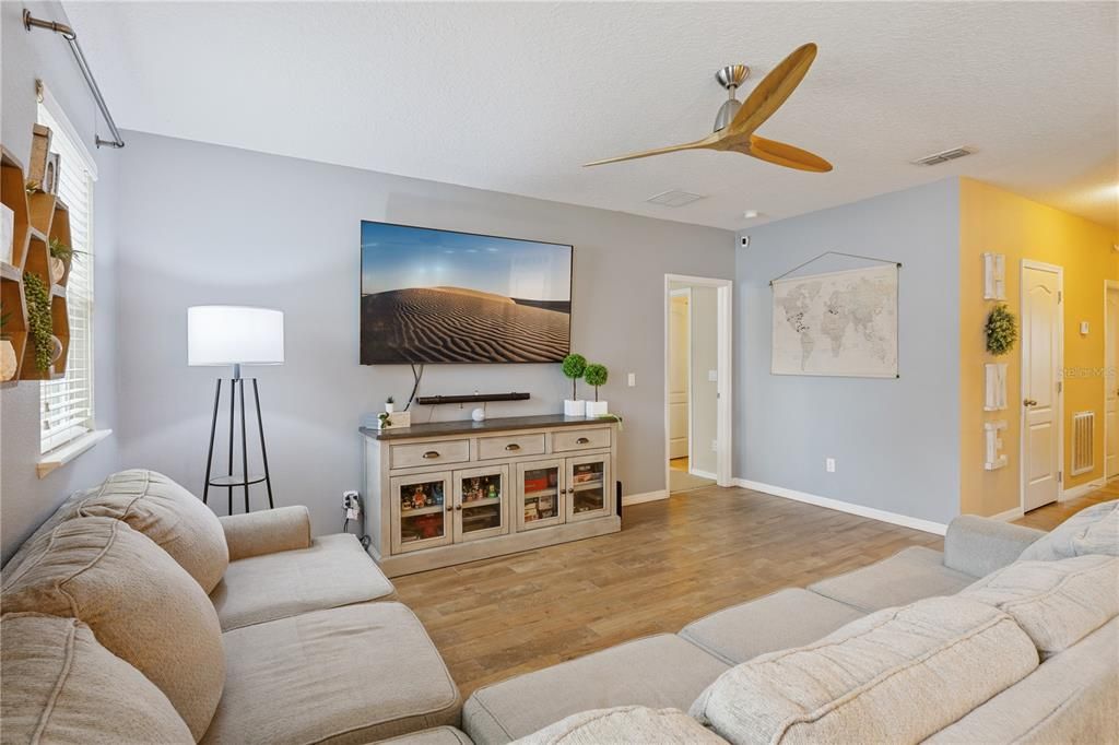 For Sale: $285,000 (3 beds, 2 baths, 1425 Square Feet)