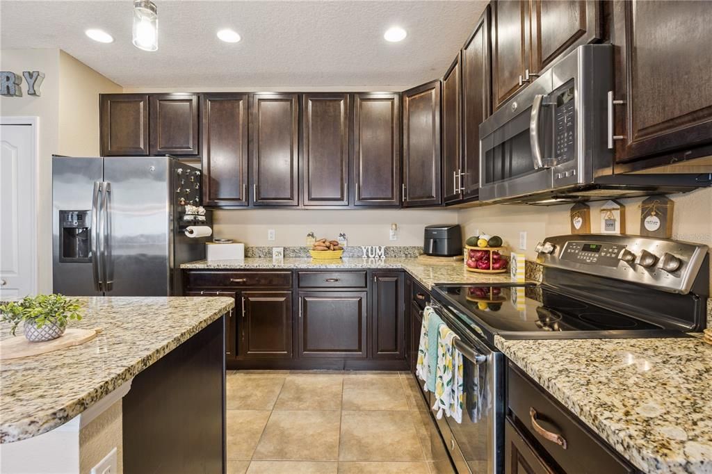 For Sale: $285,000 (3 beds, 2 baths, 1425 Square Feet)