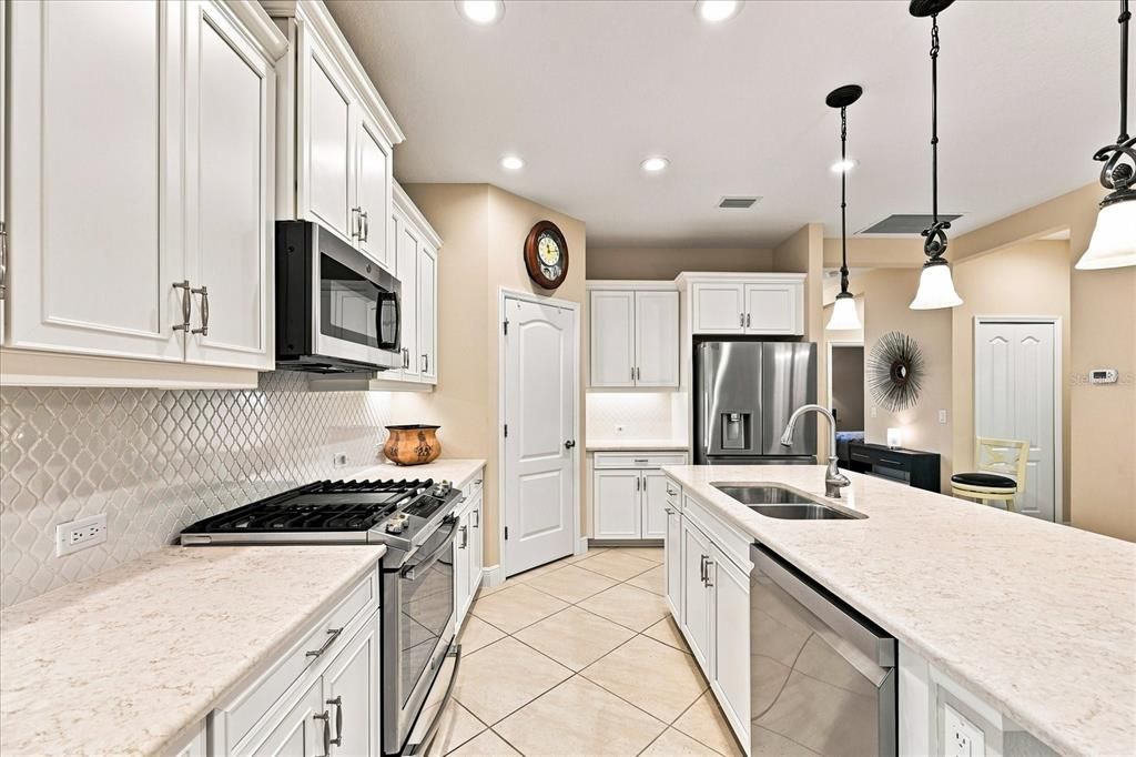 For Sale: $450,000 (2 beds, 2 baths, 1617 Square Feet)