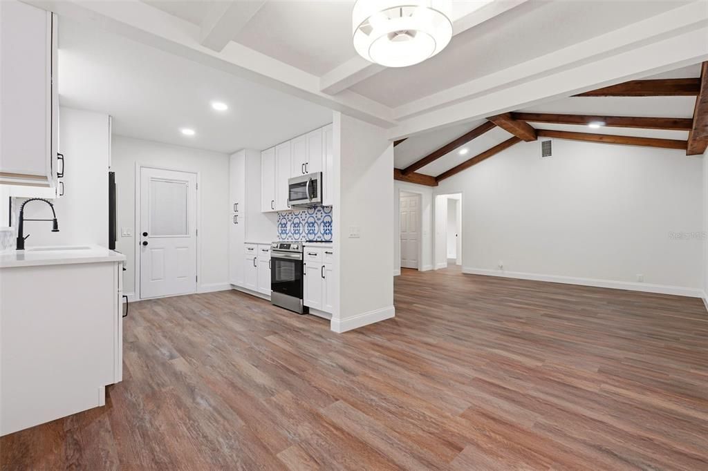 Active With Contract: $289,900 (3 beds, 2 baths, 1434 Square Feet)