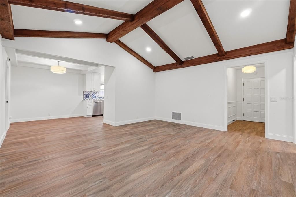 Active With Contract: $289,900 (3 beds, 2 baths, 1434 Square Feet)