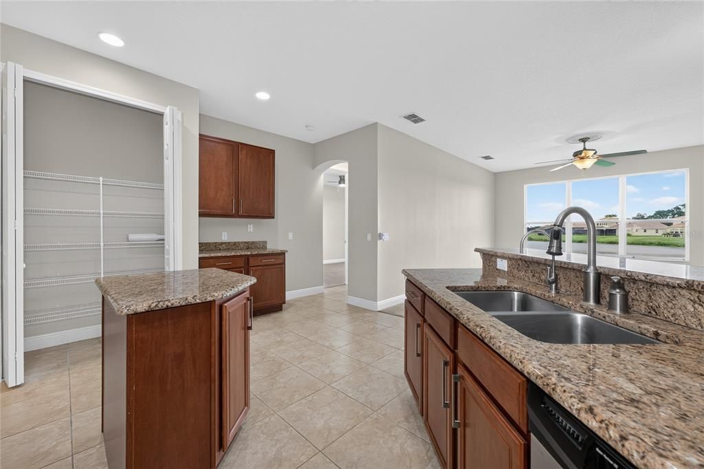 En Venta: $499,000 (4 camas, 3 baños, 2724 Pies cuadrados)