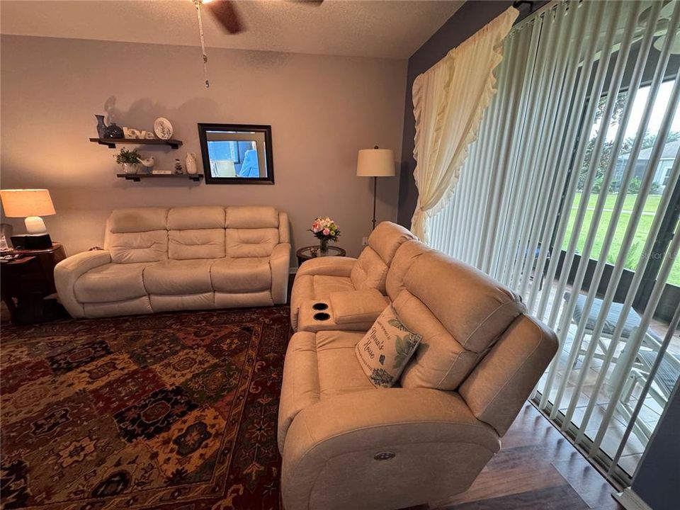 En Venta: $277,000 (2 camas, 2 baños, 1374 Pies cuadrados)