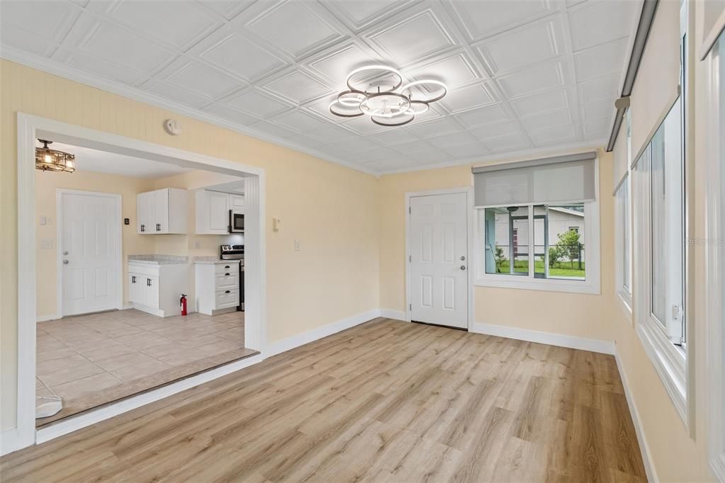 Active With Contract: $249,900 (2 beds, 2 baths, 1362 Square Feet)