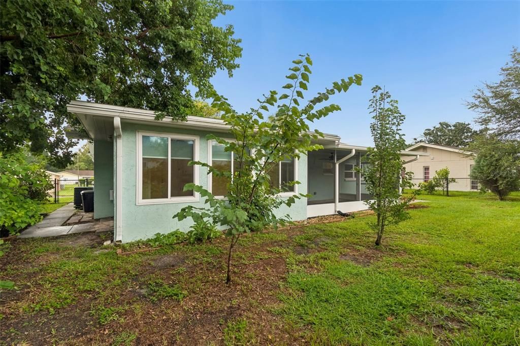 Active With Contract: $249,900 (2 beds, 2 baths, 1362 Square Feet)