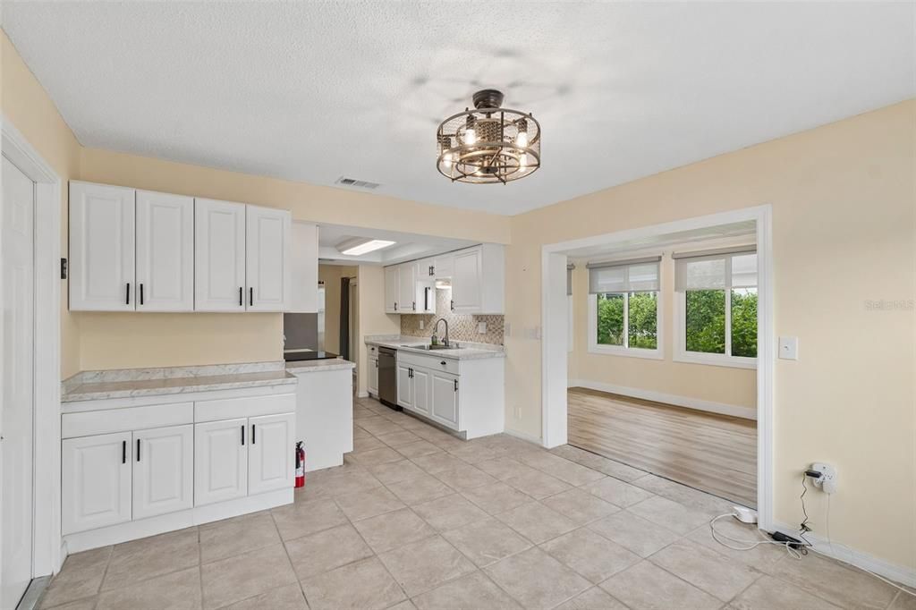 Active With Contract: $249,900 (2 beds, 2 baths, 1362 Square Feet)