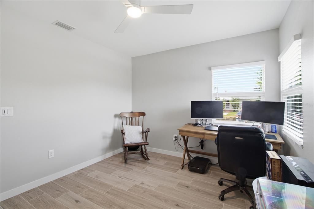 Active With Contract: $330,000 (3 beds, 2 baths, 1368 Square Feet)