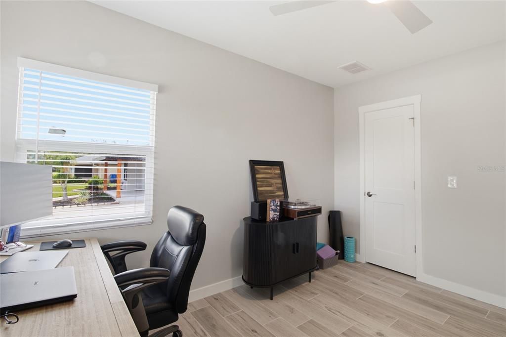 Active With Contract: $330,000 (3 beds, 2 baths, 1368 Square Feet)
