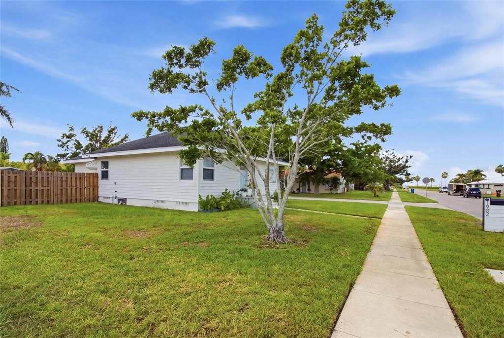 Active With Contract: $330,000 (3 beds, 2 baths, 1368 Square Feet)