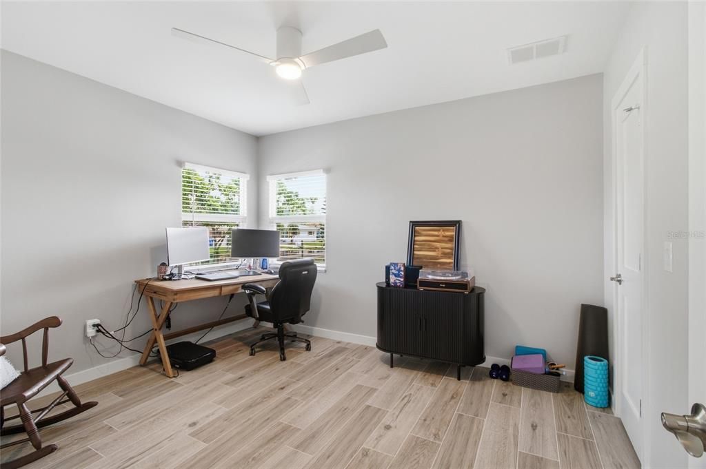 Active With Contract: $330,000 (3 beds, 2 baths, 1368 Square Feet)