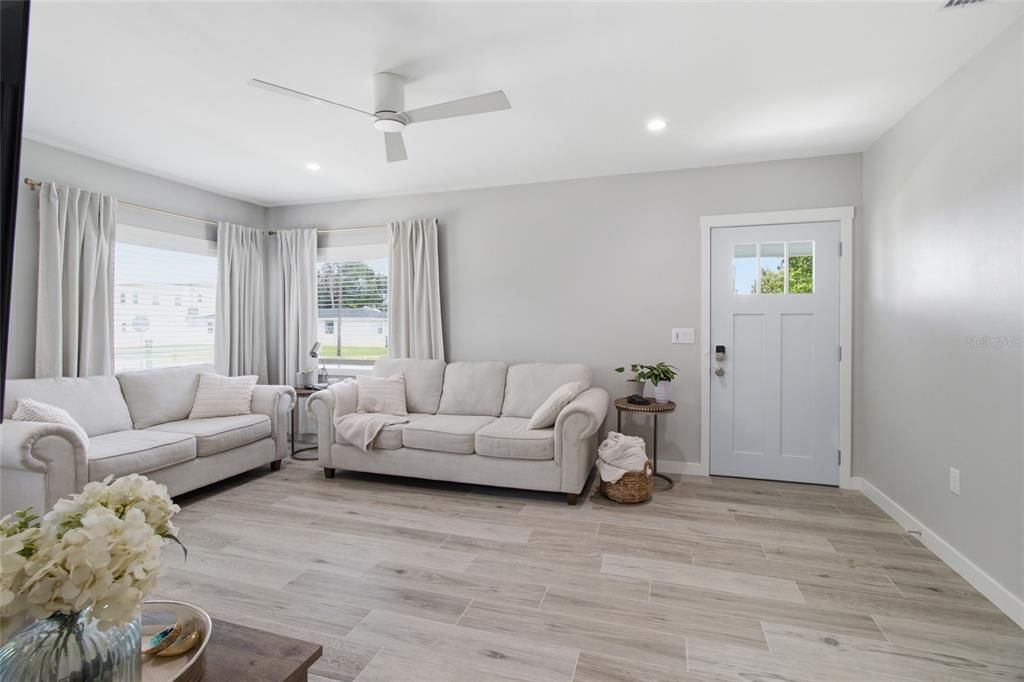 Active With Contract: $330,000 (3 beds, 2 baths, 1368 Square Feet)