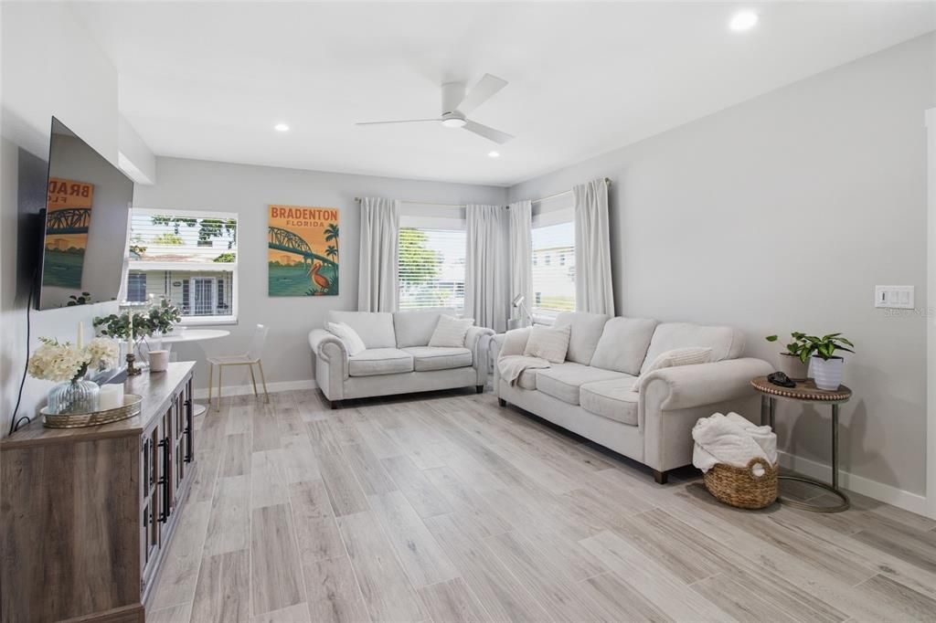 Active With Contract: $330,000 (3 beds, 2 baths, 1368 Square Feet)