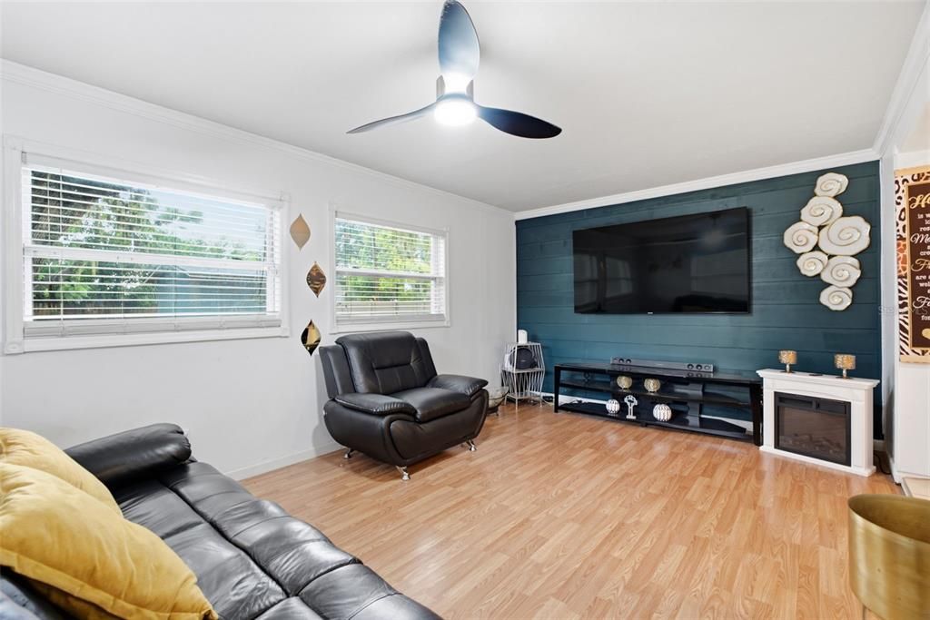 For Sale: $400,000 (4 beds, 2 baths, 1488 Square Feet)