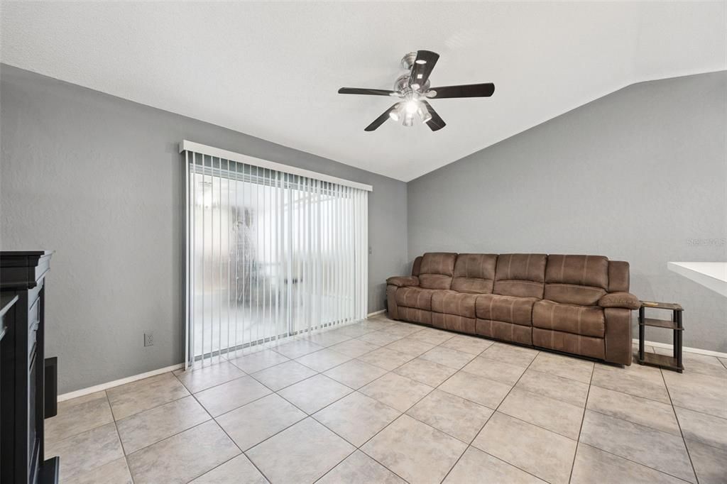 For Sale: $375,000 (4 beds, 2 baths, 1595 Square Feet)