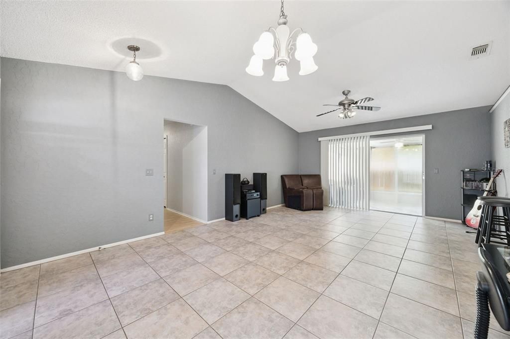 For Sale: $375,000 (4 beds, 2 baths, 1595 Square Feet)