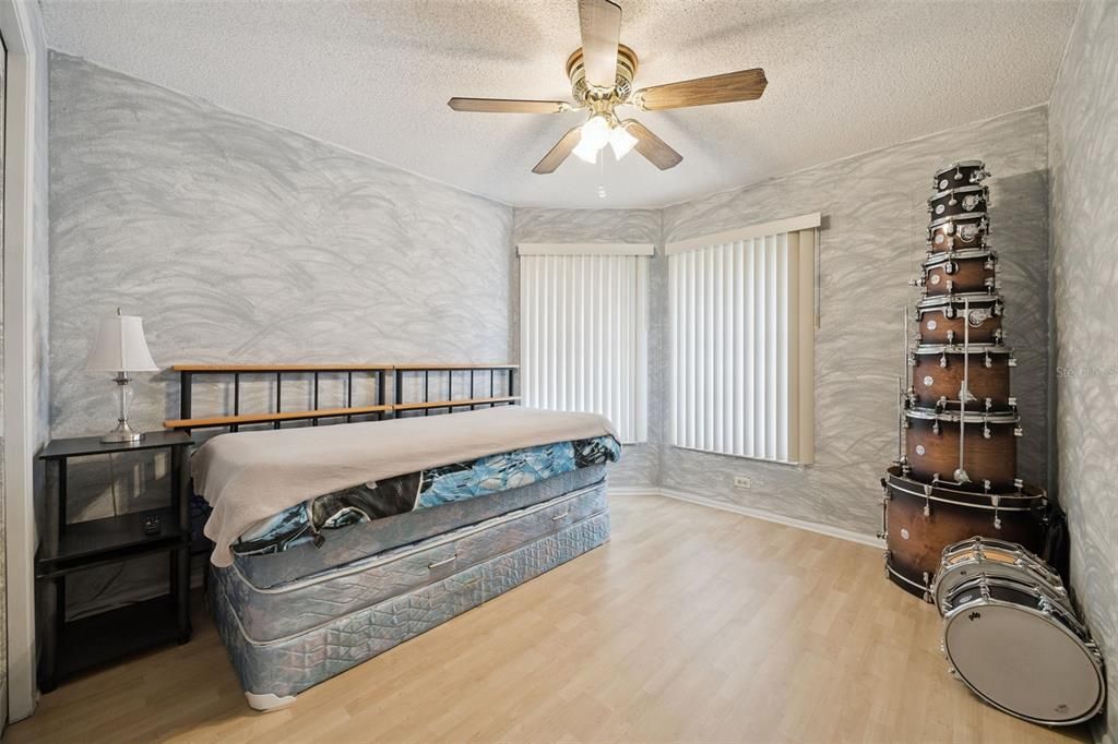 For Sale: $375,000 (4 beds, 2 baths, 1595 Square Feet)