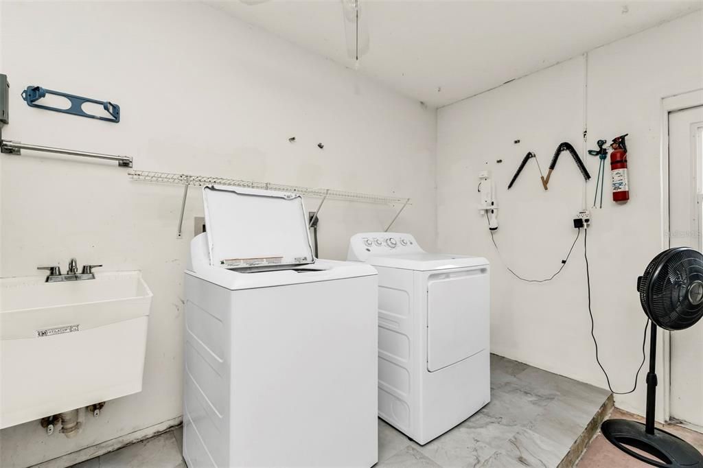 For Sale: $329,000 (3 beds, 2 baths, 1479 Square Feet)