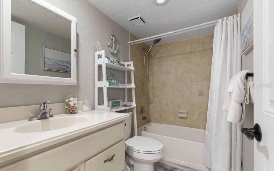 For Sale: $380,000 (2 beds, 2 baths, 1013 Square Feet)