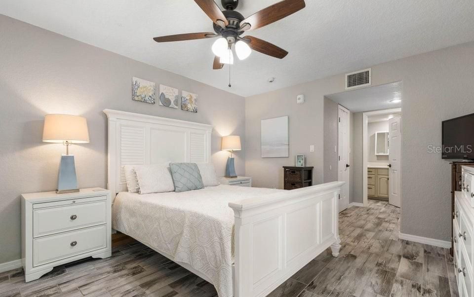 For Sale: $380,000 (2 beds, 2 baths, 1013 Square Feet)