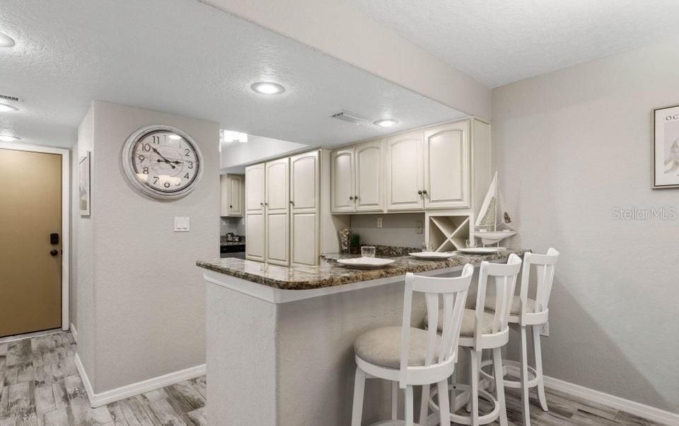 For Sale: $380,000 (2 beds, 2 baths, 1013 Square Feet)