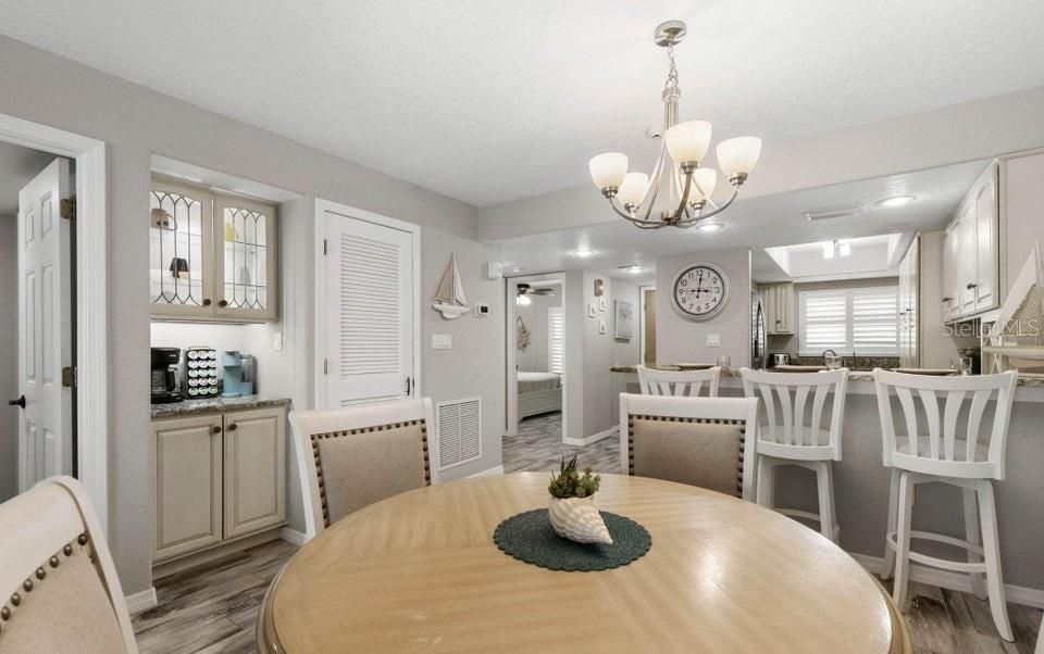 For Sale: $380,000 (2 beds, 2 baths, 1013 Square Feet)