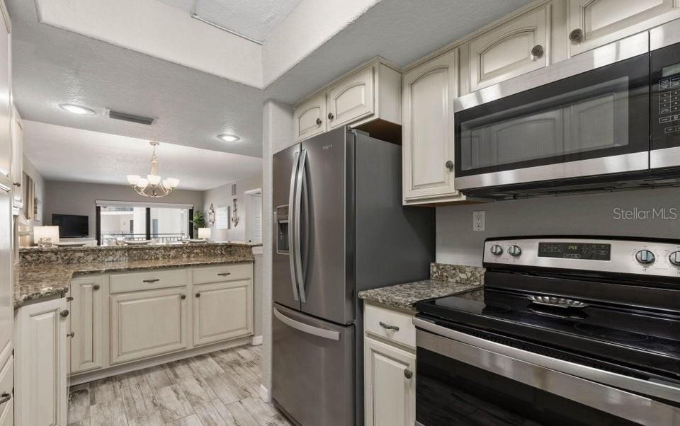 For Sale: $380,000 (2 beds, 2 baths, 1013 Square Feet)
