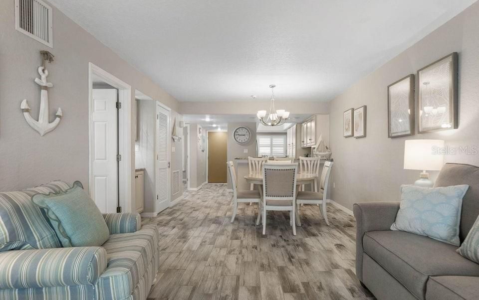 For Sale: $380,000 (2 beds, 2 baths, 1013 Square Feet)